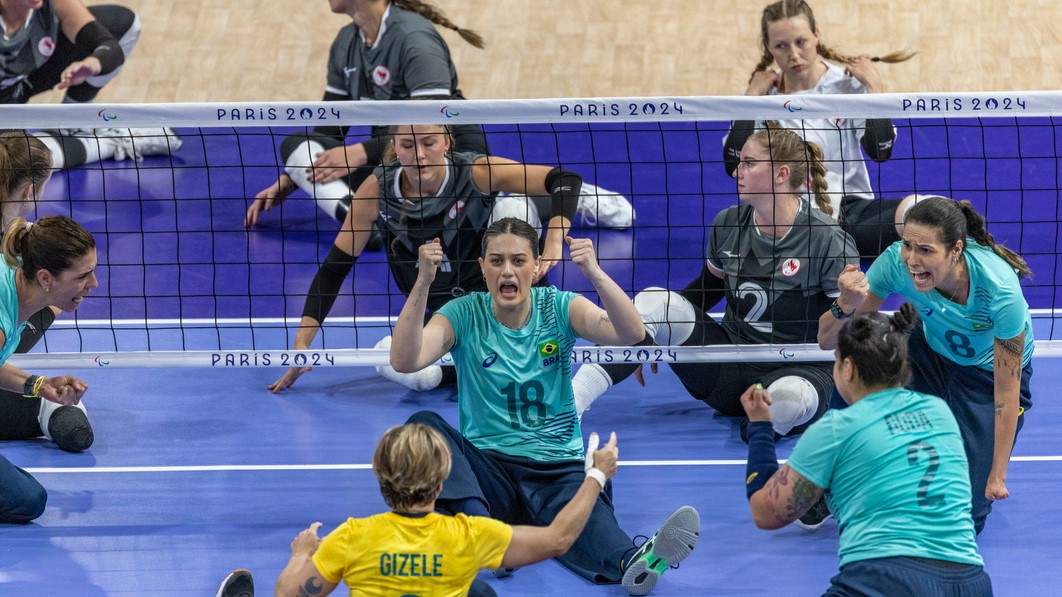 Paralimpíadas de Paris 2024: Capixaba Luiza Fiorese brilha e Brasil avança para a semifinal do vôlei sentado