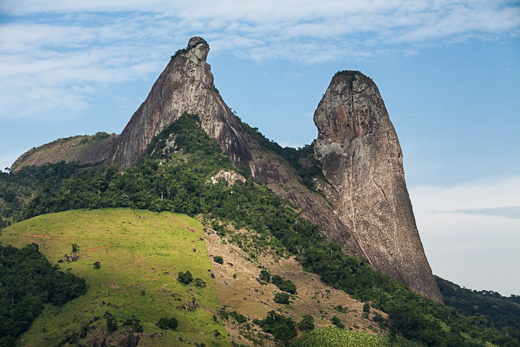 Incêndio atinge Monumento Natural O Frade e a Freira e mobiliza equipes de combate