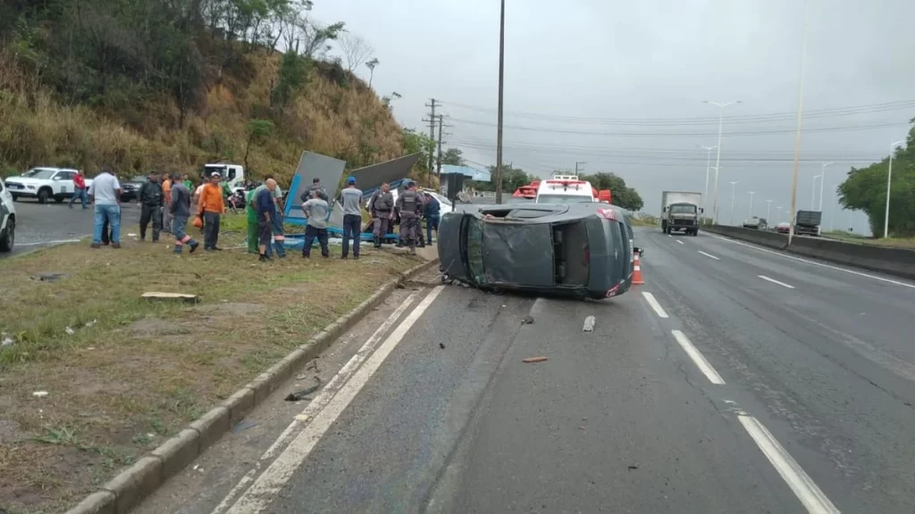 Duas pessoas morrem após carro invadir ponto de ônibus na BR-101, em Cariacica