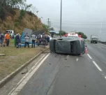 Duas pessoas morrem após carro invadir ponto de ônibus na BR-101, em Cariacica