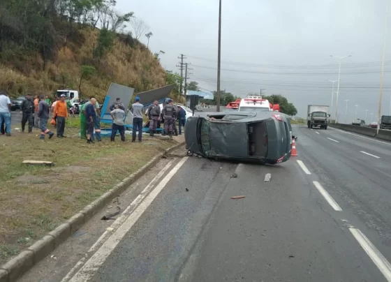 Duas pessoas morrem após carro invadir ponto de ônibus na BR-101, em Cariacica