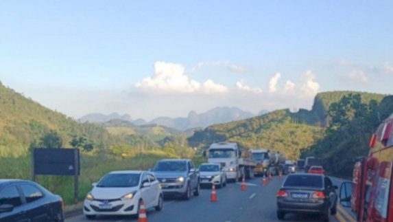 Caminhão carregado de papelão tomba na BR-101 e pista é interditada parcialmente em Ibiraçu