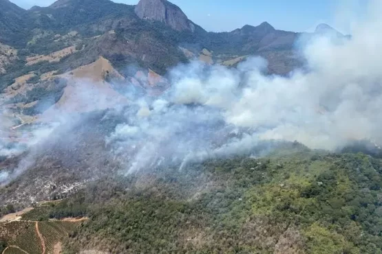 Incêndio no Monumento Serra das Torres entra no 3º dia e mobiliza forças no Sul do ES