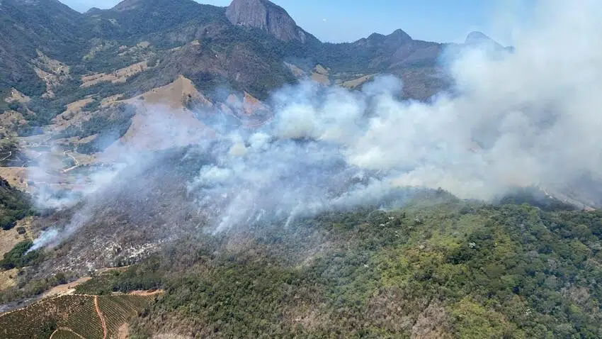 Incêndio no Monumento Serra das Torres entra no 3º dia e mobiliza forças no Sul do ES