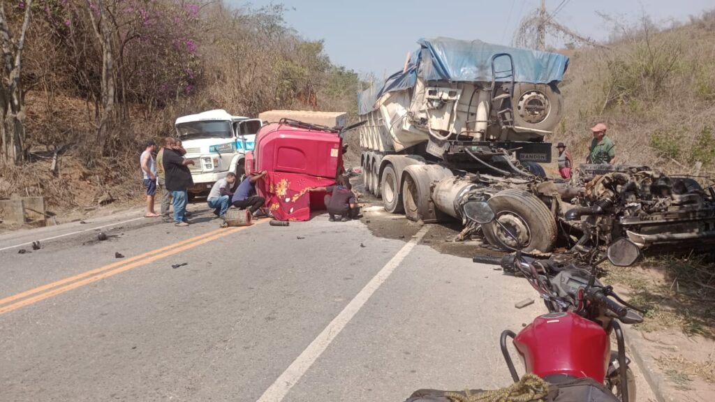 Colisão entre carretas na ES 488 deixa motorista ferido em Cachoeiro de Itapemirim