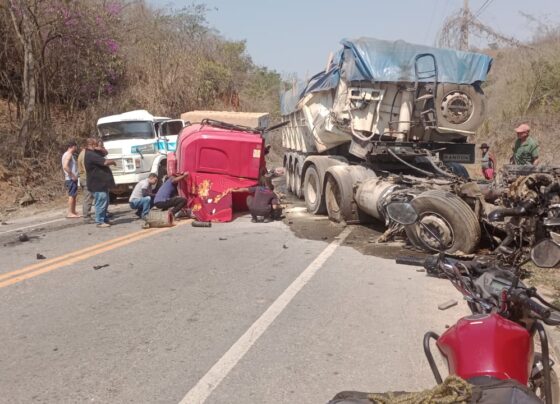 Colisão entre carretas na ES 488 deixa motorista ferido em Cachoeiro de Itapemirim