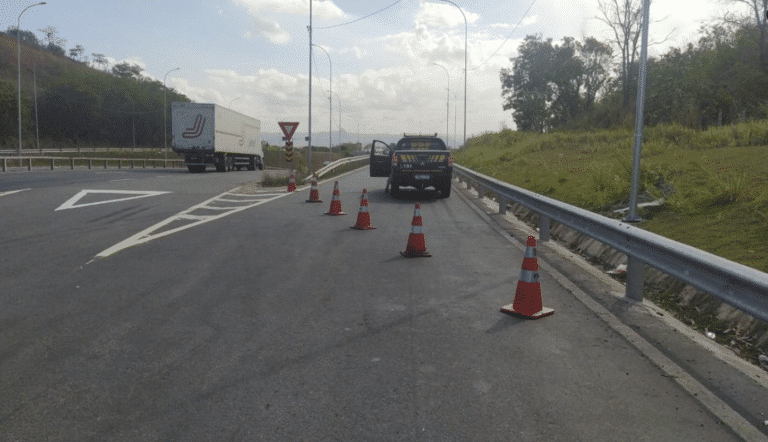 Fumaça Interdita o Contorno do Mestre Álvaro na BR-101