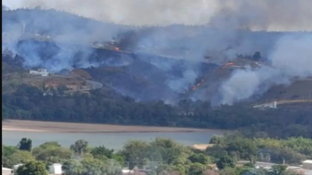 Incêndio atinge bairro residêncial em Colatina