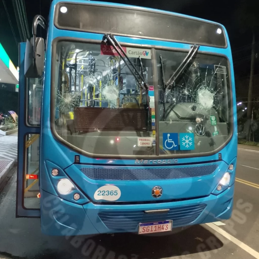 Noite de terror em Vitória: tiroteio deixa adolescente morto e ônibus depredados