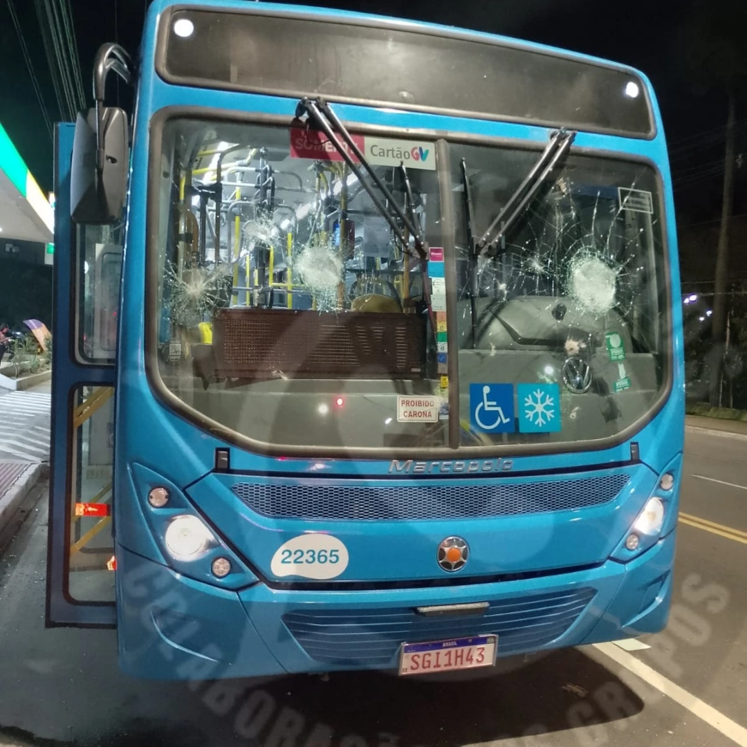 Noite de terror em Vitória: tiroteio deixa adolescente morto e ônibus depredados