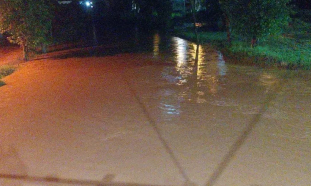 Chuva forte eleva nível do rio e deixa Mimoso do Sul em alerta